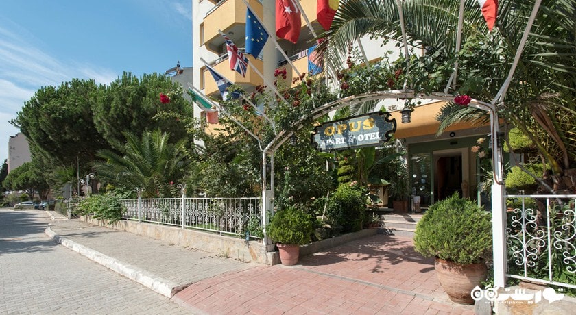 نمایی از درب ورودی هتل